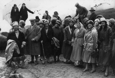 Grupa turystów odwiedzających Svartisen, północna Norwegia, 1929 autorstwa Unbekannt
