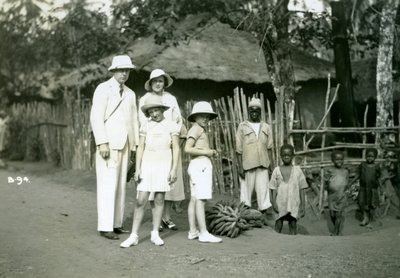 Grupowy portret Europejczyków i mieszkańców, Sierra Leone, XX wiek autorstwa Unbekannt