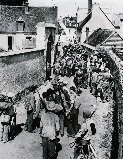 Grupy francuskich bojowników ruchu oporu czekają na dystrybucję broni w domu, lipiec 1944 (zdjęcie czarno-białe) autorstwa Unbekannt
