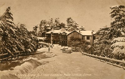 Obfite opady śniegu w pobliżu General Post Office, Shimla, c1918-c1939. autorstwa Unbekannt