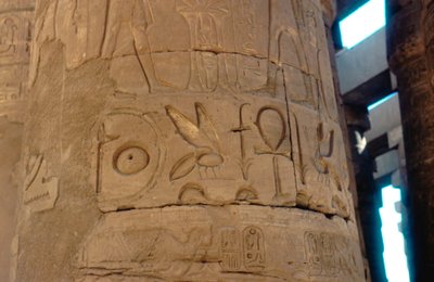 Hieroglify wyryte na kolumnie w świątyni w Karnaku, Egipt, XIV-XIII wiek p.n.e. autorstwa Unbekannt