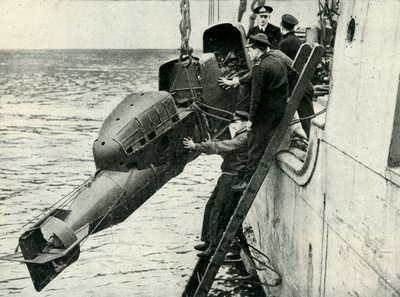 Podnoszenie załogowej torpedy Rydwan na pokładzie statku, II wojna światowa, 1945 r. autorstwa Unbekannt