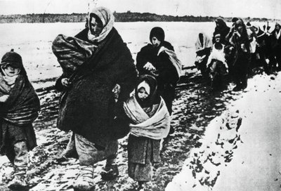 Bezdomne uchodźczynie i dzieci, Rosja, 1941 autorstwa Unbekannt