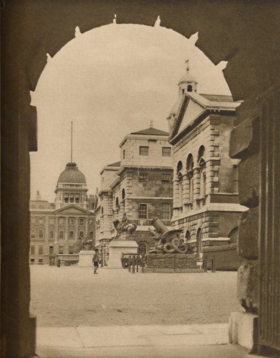 Parada Gwardii Konnej wkomponowana w bramę przejścia skarbca, c1935. autorstwa Unbekannt