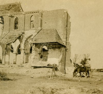 Konie pasące się w pobliżu zrujnowanego kościoła, Frise, północna Francja, c1914-c1918 autorstwa Unbekannt