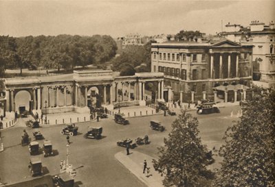 Narożnik Hyde Parku z potrójnym przejściem prowadzącym do parku królewskiego z domem Apsley, c1935. autorstwa Unbekannt
