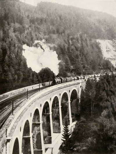 W dolinie Semmering w Austrii. Dobry pociąg przejeżdżający łukiem wiaduktu Gamperl, 1935-36. autorstwa Unbekannt
