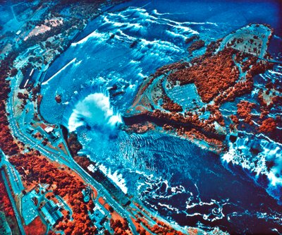 Zdjęcie wodospadu Niagara wykonane w podczerwieni z samolotu NASA Earth Survey 2 autorstwa Unbekannt