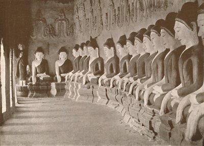 Wnętrze świątyni buddyjskiej, Sagaing, 1900. autorstwa Unbekannt