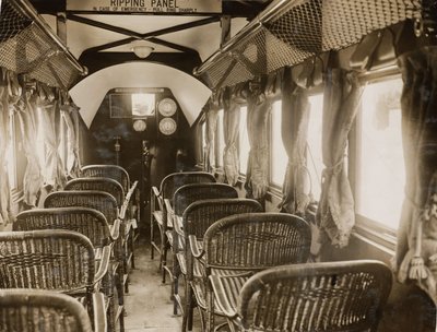 Wnętrze samolotu pasażerskiego wyposażonego w silniki Napier, ok. 1920 autorstwa Unbekannt