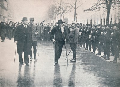 Włoski weteran, generał Ricciotti Garibaldi, podczas przeglądu francuskich rekrutów w Paryżu, ok. 1914 autorstwa Unbekannt