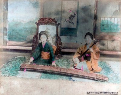 Japońska muzyka: kobiety grające Koto i Samisen, Kobe, Japonia autorstwa Unbekannt