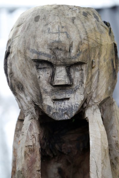 Grupa etniczna Jarai (Gia Rai). Duch strażnika grobowca Jarai. Drewniana statua. Con Tum. Wietnam autorstwa Unbekannt