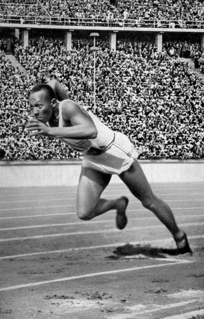 Jesse Owens na starcie 200 metrów na Igrzyskach Olimpijskich w Berlinie, 1936 autorstwa Unbekannt