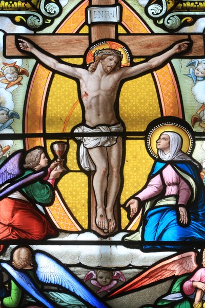 Jezus Chrystus na krzyżu. Witraż. Sanktuarium Matki Bożej z la Salette, La Salette-Fallavaux, Francja autorstwa Unbekannt
