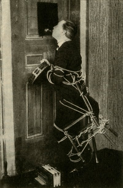 John Nevil Maskelyne wykonuje iluzję szafy duchowej, c1910. autorstwa Unbekannt