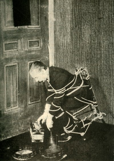 John Nevil Maskelyne wykonuje iluzję szafy duchowej, c1910. autorstwa Unbekannt