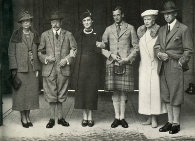Król Jerzy V, Królowa Mary, Książę Jerzy, Księżniczka Marina...w Balmoral w 1934, 1951. autorstwa Unbekannt