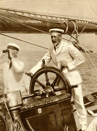 Król Jerzy V za kierownicą swojego jachtu, Britannia, podczas tygodnia regat Cowes, 1924, 1935. autorstwa Unbekannt