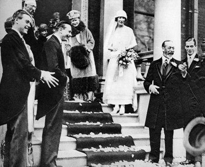 Król Jerzy V macha dobre życzenia księżniczce Maud, gdy wyjeżdża na miesiąc miodowy, 1923 autorstwa Unbekannt