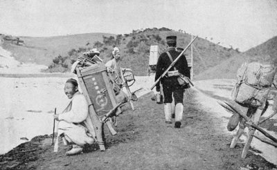Koreańscy kulisy pełniący rolę tragarzy japońskich żołnierzy, wojna rosyjsko-japońska, 1904-5 autorstwa Unbekannt