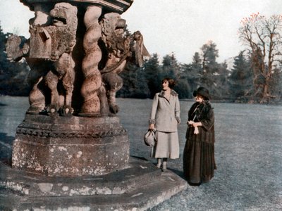 Lady Elżbieta Bowes-Lyon i hrabina Strathmore, zamek Glamis, Szkocja, 1923 autorstwa Unbekannt