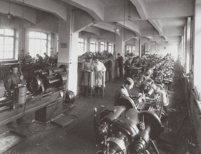 Obróbka soczewek w Fabryce Towarzystwa Optyczno-Mechanicznego w Petersburgu, 1916 autorstwa Unbekannt