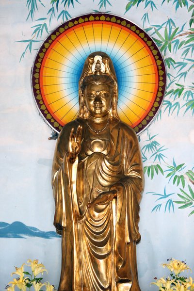 Buddyjska pagoda Linh Ung. Quan Am bodhisattwa współczucia lub bogini Miłosierdzia. Gest ochrony (Abhay). Danang. Wietnam autorstwa Unbekannt