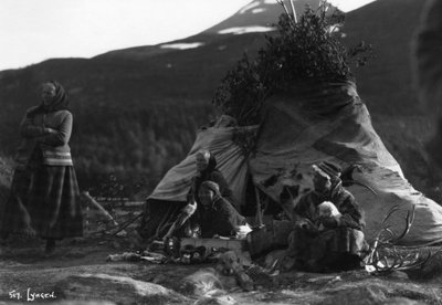 Miejscowe kobiety, Lyngen, północna Norwegia, c1920-c1930s autorstwa Unbekannt
