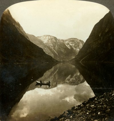 Patrząc w dół głębokiego, nieruchomego Naerofjordu, z okolic Gudvangen w Norwegii, ok. 1905 r. autorstwa Unbekannt