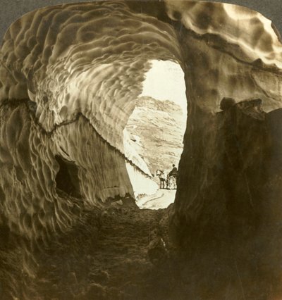 Patrząc przez tunel śnieżny podczas letniej podróży przez przełęcz Dyreskard w Norwegii., ok. 1905 r. autorstwa Unbekannt