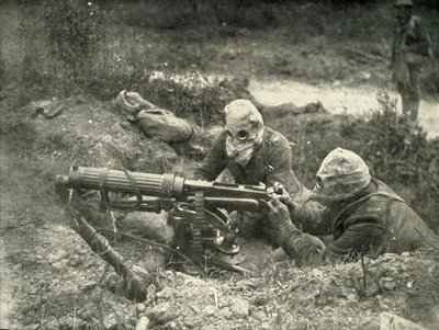 Strzelcy maszynowi w akcji w hełmach gazowych, 1919. autorstwa Unbekannt