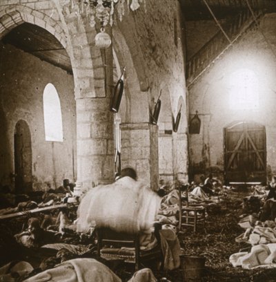 Prowizoryczny szpital w kościele, Marne, północna Francja, 1914 autorstwa Unbekannt