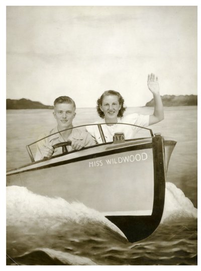 Mężczyzna i kobieta w łodzi o nazwie "Miss Wildwood" ok. 1940 (zdjęcie) autorstwa Unbekannt