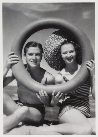 Mężczyzna i kobieta patrzący przez gumowy pierścień na plaży, ok. 1935 r autorstwa Unbekannt