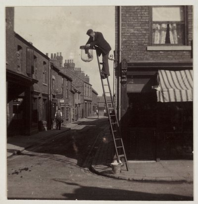 Mężczyzna czyści latarnię gazową, ok. 1905 autorstwa Unbekannt