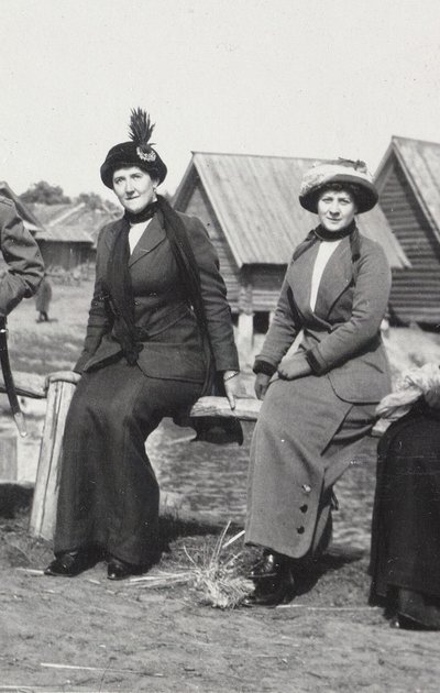 Maria Evgenyevna Golovina, sekretarz prawicy Rasputina i Julia Aleksandrowna Den, 1912-1913 autorstwa Unbekannt