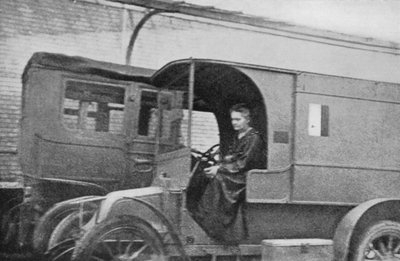 Marie Curie, urodzona w Polsce fizyka francuska, prowadząca samochód przerobiony na aparat radiologiczny, 1914 autorstwa Unbekannt