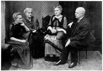 Marie Curie, urodzona w Polsce francuska fizyk z członkami rodziny w Warszawie, Polska, 1912 autorstwa Unbekannt