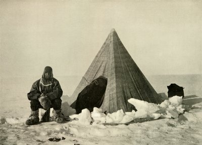 Marshall na zewnątrz namiotu, w obozie, c1908, 1909. autorstwa Unbekannt