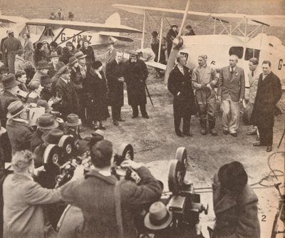 Członkowie ekspedycji na lotnisku Heston, 17 lutego 1933, tuż przed wyjazdem do Indii, c1 autorstwa Unbekannt