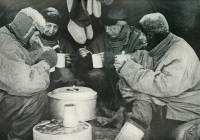 Członkowie partii polarnej jedzący posiłek w obozie, c1911, 1913 autorstwa Unbekannt