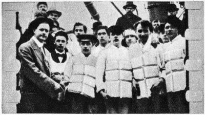 Członkowie załogi Titanica w kamizelkach ratunkowych, 1912 autorstwa Unbekannt