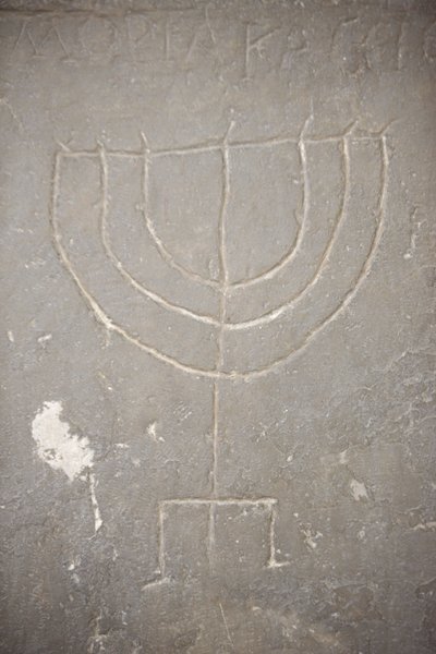 Menora (Menorah) wyrzeźbiona na starym nagrobku, Budapeszt, Hongrie autorstwa Unbekannt