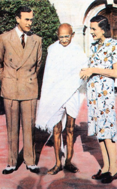 Mohandas Karamchand Gandhi 1869-1948, stojący pomiędzy Panem a Lady Mountbatten autorstwa Unbekannt