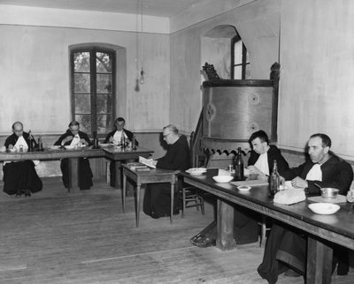 Mnisi na obiedzie w refektarzu, Asile St Leon, Francja, c1947-1951 autorstwa Unbekannt