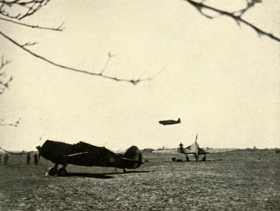 Morane 406 na lotnisku Vassincourt z francuskim Curtiss Hawk i Hurricane, 1939-1940, 1941. autorstwa Unbekannt