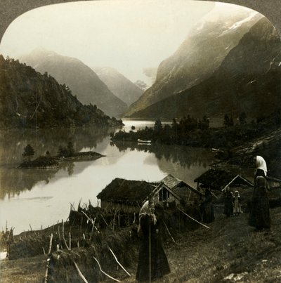 Jezioro Loen otoczone górskimi ścianami - niezrównane pod względem piękna i wielkości - z farmy Seten, Norwegia, ok. 1905. autorstwa Unbekannt