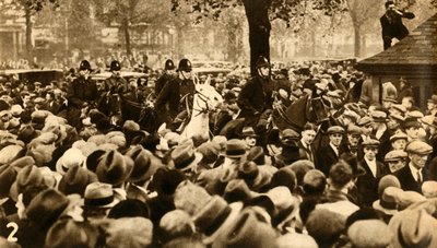 Policja konna i maszerujący, protesty przeciwko testowi środków finansowych, Hyde Park, Londyn, 1932, 1933. autorstwa Unbekannt
