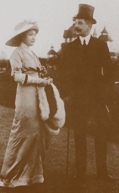 Moura Budberg ze swoim pierwszym mężem von Benckendorfem na wyścigach konnych w Berlinie, 1913 autorstwa Unbekannt